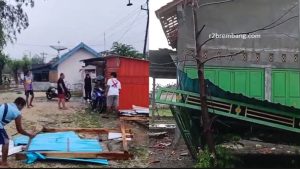 Suasana kerusakan akibat angin kencang di Desa Telgawah, Kecamatan Gunem, Minggu sore (12/04).