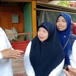 Bupati Rembang, Harno berdialog dengan petugas pendamping PKH, seusai mengunjungi Mbah Kasnadi, di Desa Kedungasem, Kecamatan Sumber, Jum’at pagi (24/04).