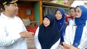 Bupati Rembang, Harno berdialog dengan petugas pendamping PKH, seusai mengunjungi Mbah Kasnadi, di Desa Kedungasem, Kecamatan Sumber, Jum’at pagi (24/04).