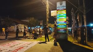 Aksi pemuda Desa Sumber, Kecamatan Sumber, Kamis malam (16/04), menyoroti seleksi perangkat desa.