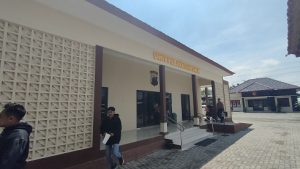 Polres Rembang kini memiliki gedung baru untuk pelayanan SKCK. Tampak petugas membantu pemohon SKCK, Rabu (15/04).
