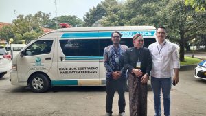 Direktur RSUD dr. R. Soetrasno Rembang, dr. Samsul Anwar (tengah) bersama tim dokter ICU mini.