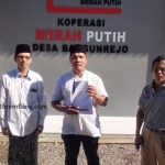 Pewagai Bagian Hukum Setda Rembang (tengah), didampingi Kades dan Sekdes Bangunrejo, Kecamatan Pamotan, hari Jum’at (03/04) menjelaskan status lahan KDMP Bangunrejo.