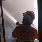 Petugas Damkar Pemkab Rembang berada di TKP kebakaran, turut tanah Desa Soditan, Kecamatan Lasem, Jum'at pagi (10/04).