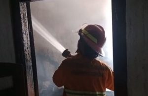 Petugas Damkar Pemkab Rembang berada di TKP kebakaran, turut tanah Desa Soditan, Kecamatan Lasem, Jum'at pagi (10/04).