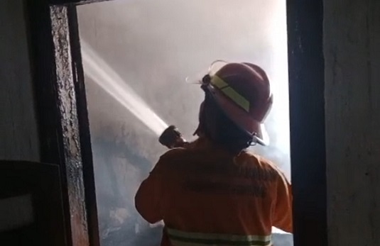 Pemilik Rumah Sedang Membaca Kitab Suci Alqur’an, Kebakaran Dipergoki Pembantu Rumah Tangga
