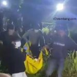 Jenazah korban dievakuasi dari TKP, Dusun Nganguk, Desa Gandrirojo, Kecamatan Sedan, Rabu malam (29/04).