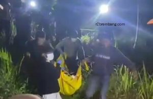 Jenazah korban dievakuasi dari TKP, Dusun Nganguk, Desa Gandrirojo, Kecamatan Sedan, Rabu malam (29/04).