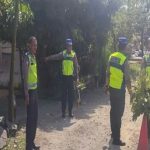 Polisi berada di TKP kecelakaan yang mengakibatkan pasangan suami isteri dari Kabupaten Rembang meninggal dunia. (source : suaramerdeka.com).