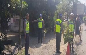 Polisi berada di TKP kecelakaan yang mengakibatkan pasangan suami isteri dari Kabupaten Rembang meninggal dunia. (source : suaramerdeka.com).