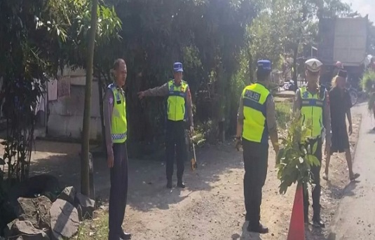 Pasangan Suami Isteri Dimakamkan Satu Liang Lahat, Alami Kecelakaan Usai Menengok Cucu