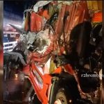 Truk fuso ringsek, sopir selamat, dalam peristiwa kecelakaan di jalur Pantura Patihan Lasem, Kamis malam (09/04).