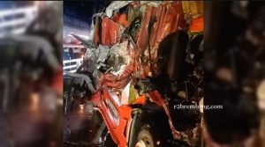 Truk fuso ringsek, sopir selamat, dalam peristiwa kecelakaan di jalur Pantura Patihan Lasem, Kamis malam (09/04).