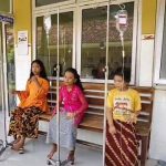 Sejumlah anak menjalani perawatan di Puskesmas Kragan II, karena diduga mengalami keracunan susu MBG.