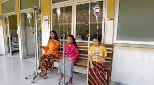 Sejumlah anak menjalani perawatan di Puskesmas Kragan II, karena diduga mengalami keracunan susu MBG.
