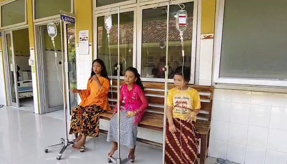 Ortu Emosi!! Camat Hingga Ketua DPRD Angkat Bicara, Dugaan Keracunan Susu MBG