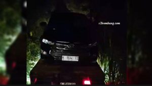 Mobil yang dibawa terduga pelaku pencurian, diangkut towing, Selasa dini hari (14/04).