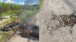 Motor terbakar dan jalan rusak di Desa Tuyuhan, Kecamatan Pancur, Jum’at (24/04).