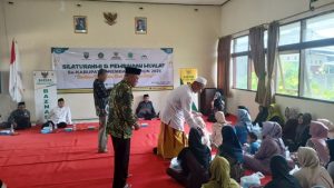 KH. Amir Mahmud membagikan uang kepada para mualaf, saat berlangsung silaturahmi mualaf di Kantor Baznas Kabupaten Rembang, Kamis (16/04).