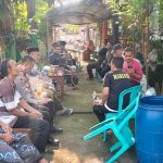 Suasana rumah duka. Tampak Kapolsek Lasem, AKP Moh. Syafi’i Karim berada di rumah duka, Rabu (15/04).