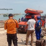 Perahu karet dan personil bersiap melakukan pencarian korban hilang, di pantai sebelah utara Desa Pangkalan, Kecamatan Sluke, Minggu pagi (19 April 2026).