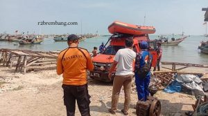 Perahu karet dan personil bersiap melakukan pencarian korban hilang, di pantai sebelah utara Desa Pangkalan, Kecamatan Sluke, Minggu pagi (19 April 2026).