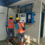 Dua petugas PLN Rembang siaga di sisi samping timur, belakang Pendopo Museum Kartini Rembang, Selasa (21/04).