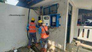 Dua petugas PLN Rembang siaga di sisi samping timur, belakang Pendopo Museum Kartini Rembang, Selasa (21/04).