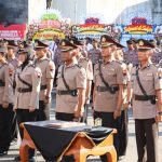 Para pejabat lama dan baru mengikuti Sertijab di halaman Polres Rembang, Jum’at sore (24/04).