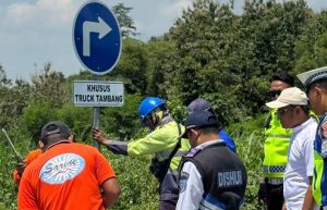 Pemasangan rambu-rambu, untuk mengatur lalu lintas truk tambang di Desa Sudan, Kecamatan Kragan, Rabu (15/04).