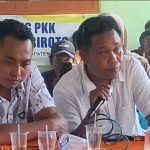 Yazid, Ketua Karang Taruna Desa Sambiroto (memegang microphone), duduk berdampingan dengan penambang, Makmun (Jimun), saat Musdes di Balai Desa Sambiroto, Senin (06/04).