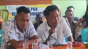 Yazid, Ketua Karang Taruna Desa Sambiroto (memegang microphone), duduk berdampingan dengan penambang, Makmun (Jimun), saat Musdes di Balai Desa Sambiroto, Senin (06/04).