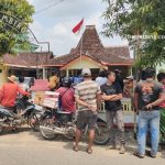 Masyarakat memadati halaman Balai Desa Sambiroto, Kecamatan Sedan, Senin (06 April 2026).