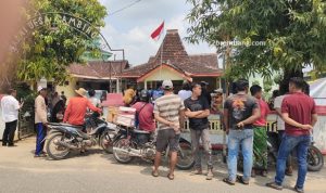Masyarakat memadati halaman Balai Desa Sambiroto, Kecamatan Sedan, Senin (06 April 2026).