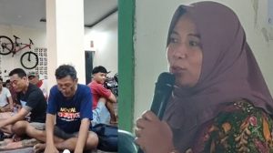 Aktivis dari Pati, Supriyono “Bothok” dan Teguh sudah berada di Desa Sumber, menjelang aksi demo. Camat Sumber, Wijayanti.