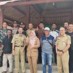 Pejabat tingkat desa bersama tokoh masyarakat Desa Sumber, pejabat kecamatan dan kabupaten foto bersama, seusai audiensi di Balai Desa Sumber, Senin (20/04).