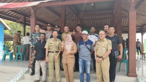 Pejabat tingkat desa bersama tokoh masyarakat Desa Sumber, pejabat kecamatan dan kabupaten foto bersama, seusai audiensi di Balai Desa Sumber, Senin (20/04).