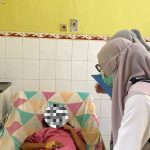 Siswa yang diduga mengalami keracunan susu, menjalani perawatan di Puskesmas Kragan 2, hari Selasa 21 April 2026.