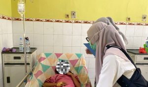 Siswa yang diduga mengalami keracunan susu, menjalani perawatan di Puskesmas Kragan 2, hari Selasa 21 April 2026.