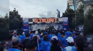 Suasana start Bhina Run 10 kilo meter, Minggu pagi. Tampak Bintang tamu, Saykoji berlari bareng dengan juara 1 best costume di kategori 5 kilo meter.