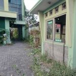 Kantor pusat BMT Bus Lasem tutup. Halaman kantor, ditumbuhi semak belukar.
