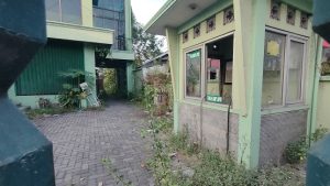 Kantor pusat BMT Bus Lasem tutup. Halaman kantor, ditumbuhi semak belukar.