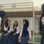 Siswi sedang mengobrol di dalam kamar boarding school Nurussalam MTs N 4 Rembang (Sumber).