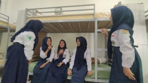 Siswi sedang mengobrol di dalam kamar boarding school Nurussalam MTs N 4 Rembang (Sumber).