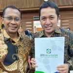 Direktur RSUD dr. R. Soetrasno, dr. Samsul Anwar, saat menerima persetujuan layanan cath lab yang ditanggung oleh BPJS.