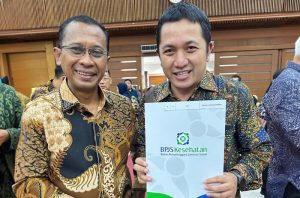 Direktur RSUD dr. R. Soetrasno, dr. Samsul Anwar, saat menerima persetujuan layanan cath lab yang ditanggung oleh BPJS.