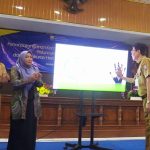 Sekda Rembang, Fahrudin, saat meluncurkan aplikasi Educare, Senin (04/5).