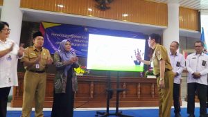 Sekda Rembang, Fahrudin, saat meluncurkan aplikasi Educare, Senin (04/5).