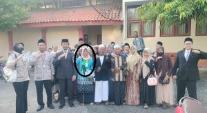 Pihak Pemkab Rembang, Kemenag dan keluarga, melepas 1 orang jemaah calon haji yang akan tergabung dalam Kloter Sapu Jagat, Rabu pagi (20/05).