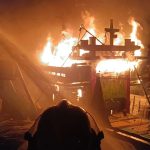 Petugas Damkar Pemkab Rembang memadamkan kebakaran kapal di Pelabuhan Tasikagung, Rembang, Jum'at malam 22 Mei 2026.